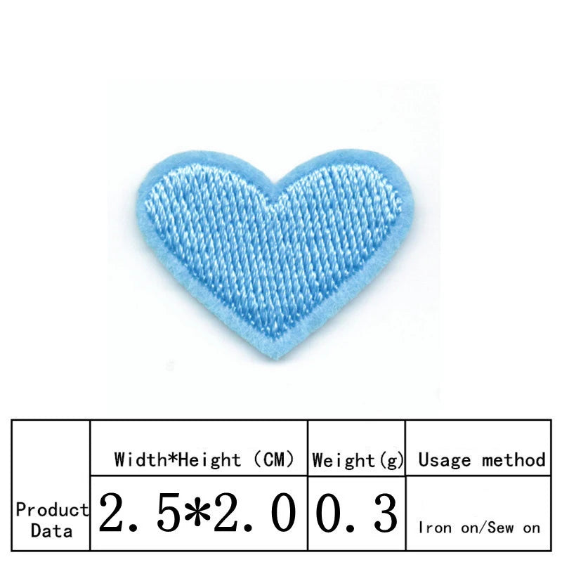 Un patch en forme de cœur bleu clair en fer à broder avec une surface texturée.