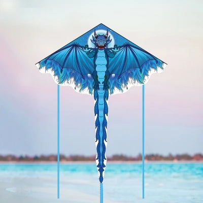 Un cerf-papillon en nylon bleu avec une ligne de poignée, affiché contre un ciel clair et un fond d'océan.
