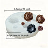 Moules en silicone blancs pour bougies avec plusieurs moules en forme de roses exposés dessus.