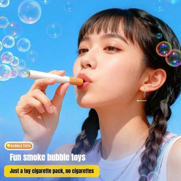 Une jeune femme souffle une bulle de fumée d'un jouet en forme de cigarette contre un ciel bleu.