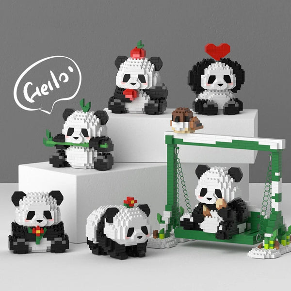 Eine Sammlung von Panda-Bausteinen und Figuren in Schwarz, Weiß und Grau auf einer weißen Fläche.