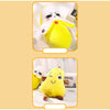 Jouet en peluche jaune en forme de fruit avec un visage souriant, gros plan.