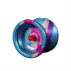 Gros plan d'un yo-yo en aluminium bleu et rose haute performance avec des billes.