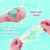 Mains tenant et serrant une balle anti-stress en TPR translucide vert avec de petites inclusions de vie marine.