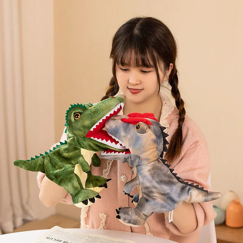 Une jeune fille tient un jouet de marionnette en peluche d'un dinosaure vert sur un fond clair.