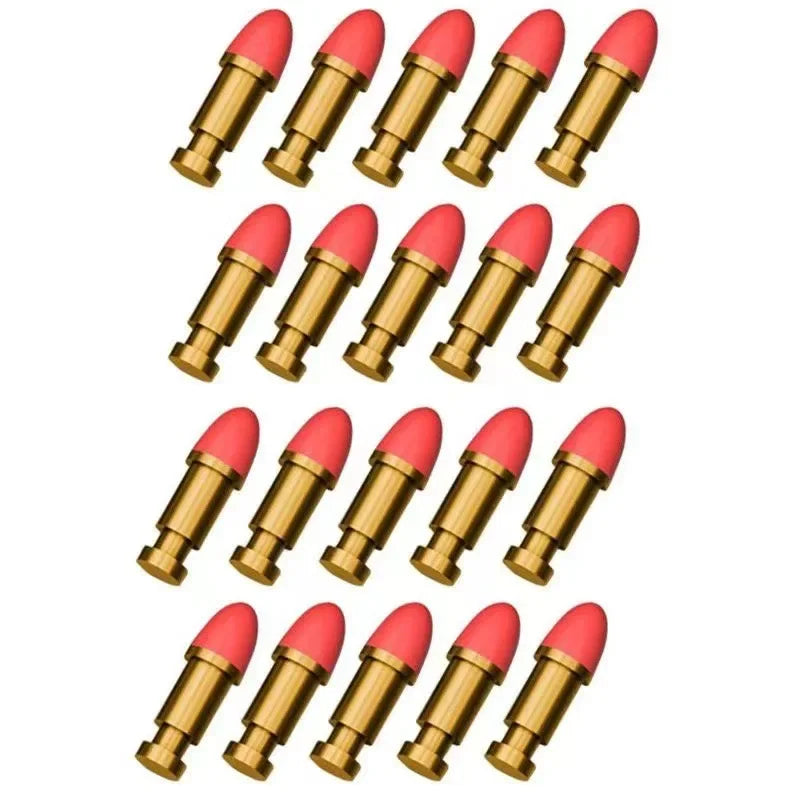 Une collection de pistolets jouets à flèches de feu de couleur laiton disposés en rang.