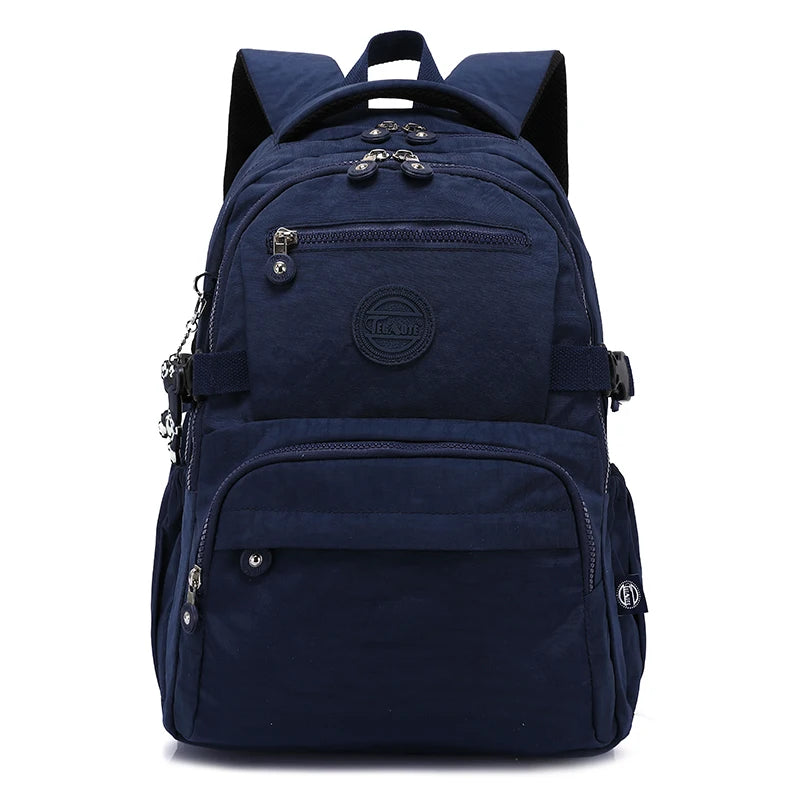 Sac à dos de voyage bleu marine et durable avec plusieurs compartiments et sangles
