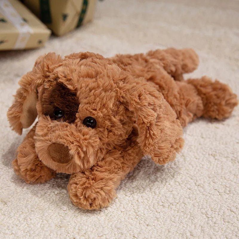 Un peluche de perro de osito marrón y esponjoso acostado sobre una alfombra de color claro.