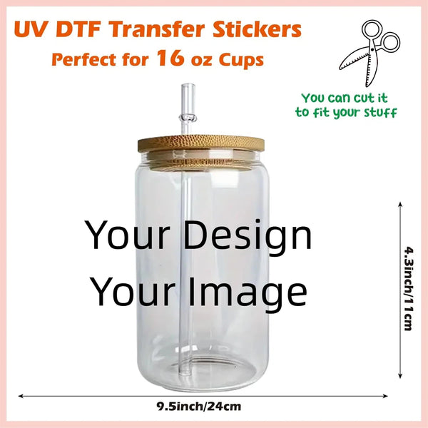 Autocollants de transfert UV DTF pour tasses de 16 oz montrés à côté d'un pot en verre avec un design.