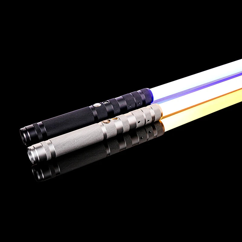 لقطة مقربة لسيف ضوء معدني RGB لعبة، بمقبض أسود وشفرة زرقاء وبرتقالية متوهجة.