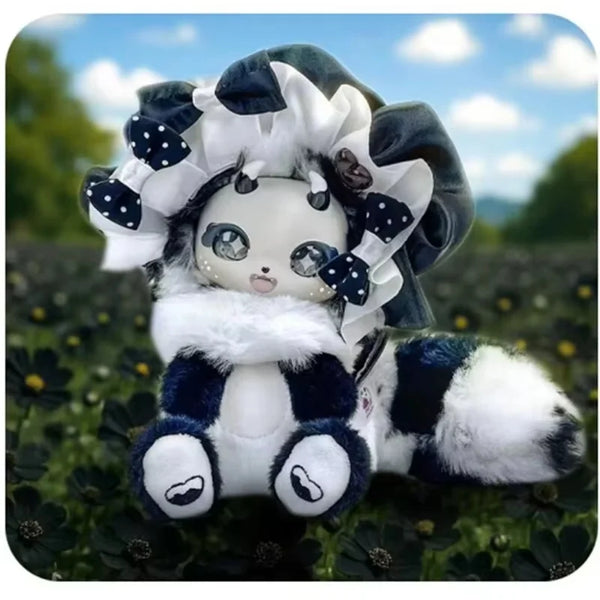 Muñeca de vinilo artesanal en caja ciega con un animal peludo blanco y azul oscuro y grandes ojos y orejas decorativas.