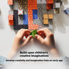 Mains assemblant des blocs de construction magnétiques colorés pour l'imagination créative des enfants