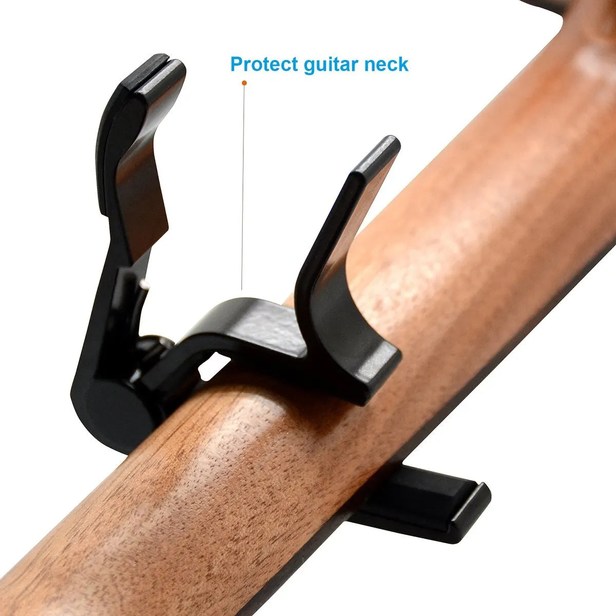 Gros plan d'un serre-joint de protection pour manche de guitare noire étant installé sur un manche en bois.