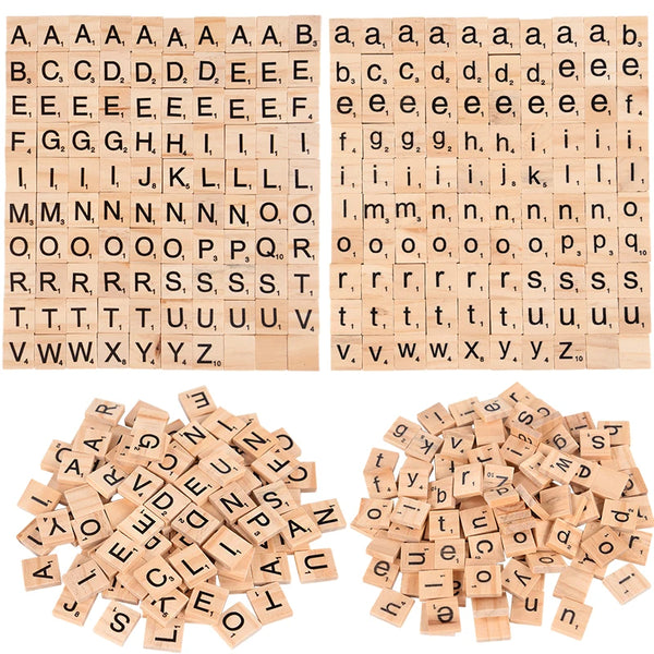 Una colección de bloques de alfabeto y números de madera, dispuestos en filas y montones.