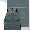 Sac à dos de voyage gris foncé et durable, présenté sur un fond clair avec les fonctionnalités listées sur le côté.