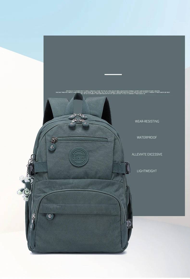 Sac à dos de voyage gris foncé et durable, présenté sur un fond clair avec les fonctionnalités listées sur le côté.