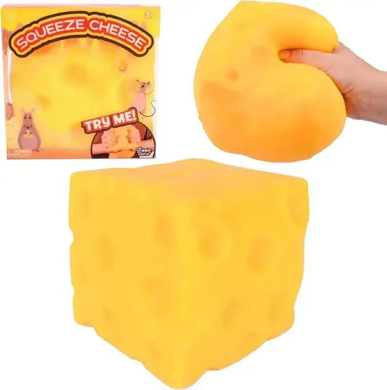 Eine leuchtend gelbe Streßball-Käse-Spielzeug wird von einer Hand gepresst.