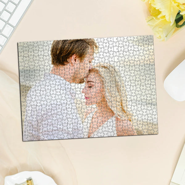 Puzzle en carton ou en bois avec le portrait d'un homme et d'une femme