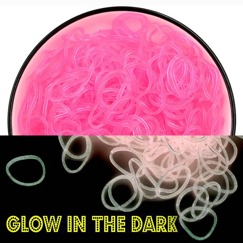 Eine Petrischale gefüllt mit leuchtend pinken, durchsichtigen Gummifäden, die im Dunkeln leuchten.