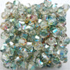 Une pile de perles de cristal claires et irisées pour la fabrication de bijoux DIY