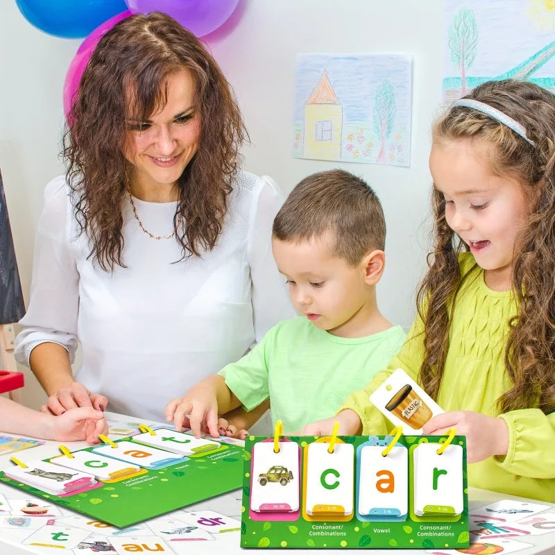 Une femme et une fille interagissent avec des cartes flash de mots verts pour l'apprentissage préscolaire.