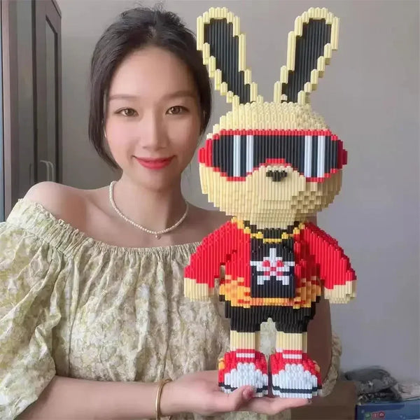 Une femme tient un ensemble de blocs de construction en micro-briques représentant un ours et un lapin adorables.