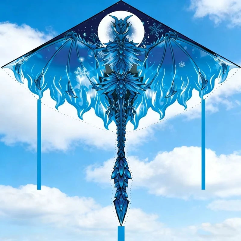 Un delta de cerf-volant bleu et argenté avec une figure angélique aux ailes glacées contre un ciel lumineux.