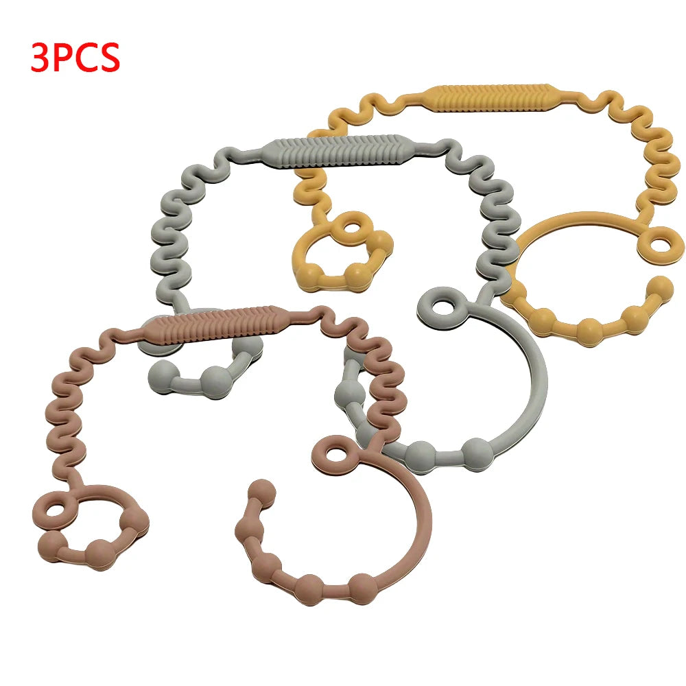 Trois tétines en silicone anti-chute de différentes couleurs et formes pour bébés