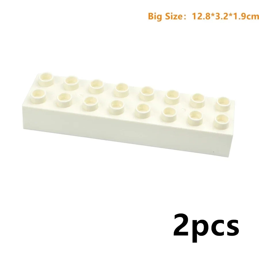 Un bloc rectangulaire blanc avec de multiples trous circulaires, montrant deux pièces de grands blocs de construction pour en