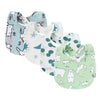 Ein Set von fünf Cartoon-Baby-Babyschals mit weißen und hellblauen Mustern von Tieren wie Hasen und Sternen.