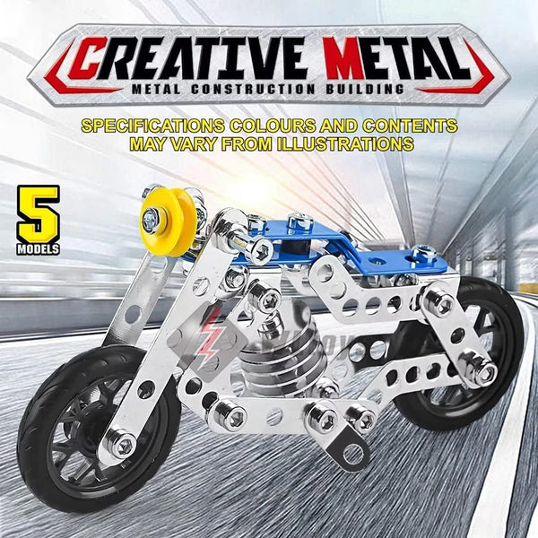Kit de construcción metálico plateado y azul de una motocicleta modelo, exhibido en estudio.