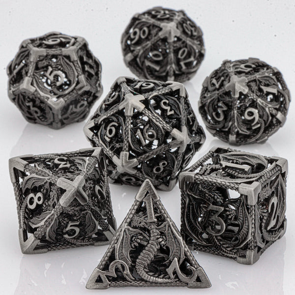 En uppsättning ihåliga metalldraketärningar med dodekaeder, tetraeder och triangulär tärning.