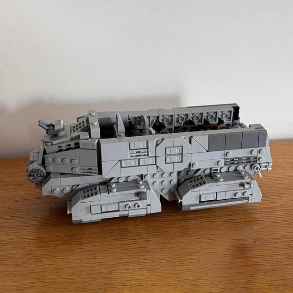 En grå LEGO-model af et Imperial Troop Transport-køretøj bygget af 697 byggeklodser.