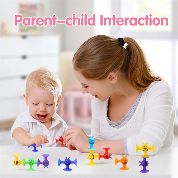Une femme interagit avec un enfant en utilisant des blocs de construction en silicone colorés pour le jeu sensoriel.