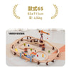 Holige Eisenbahnschienen-Set für Kinder mit verschiedenen Zügen und Figuren auf heller Oberfläche.