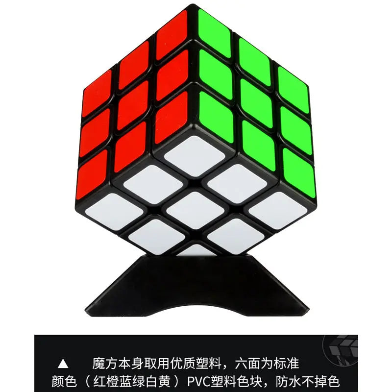 لغز مكعب سحري 3x3 أحمر وأبيض وأخضر مع قاعدة سوداء.