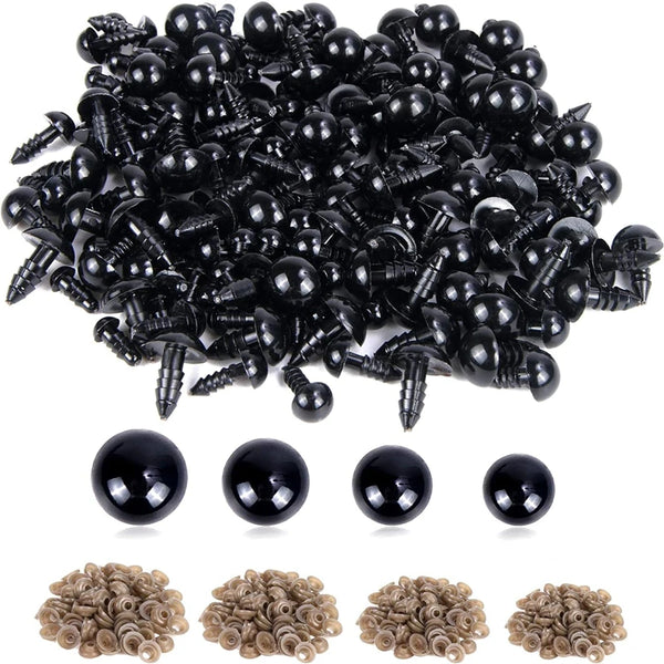 Eine Sammlung schwarzer Kunststoff-Sicherheitseyes und kleiner Bastelmaterialien, darunter Perlen und Muscheln.