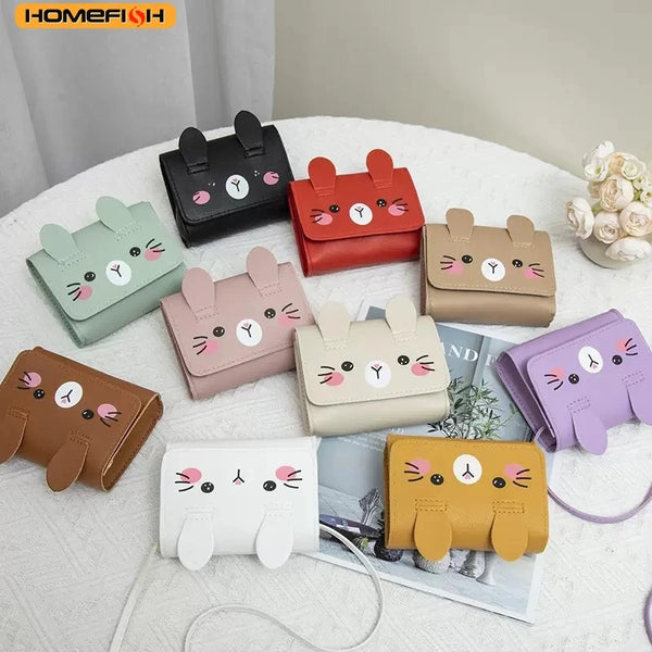 Eine Kollektion von Mini-PU-Leder-Crossbody-Taschen in verschiedenen Pastell- und Erdtönen mit niedlichen Tiergesichtern.
