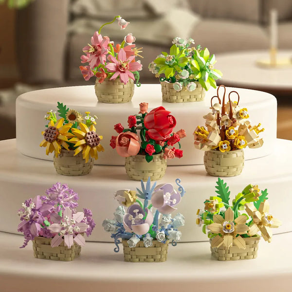 Mini bouquets de fleurs colorées en briques de construction sur un socle blanc.