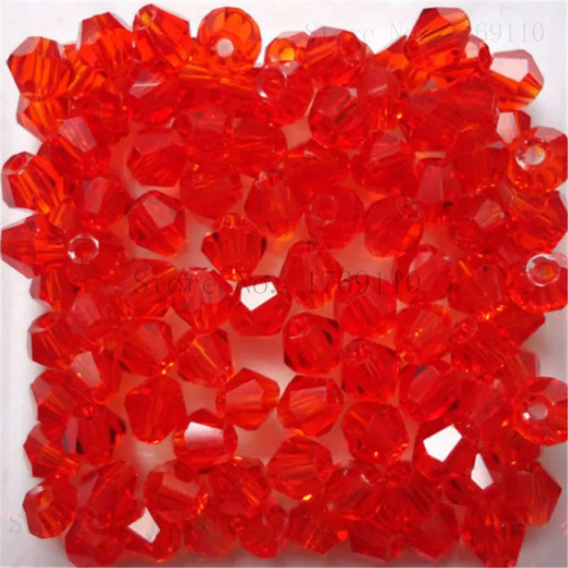 Une pile de perles de cristal facetées rouge vif pour fabriquer des bijoux DIY.