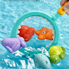 Juguetes de baño de animales de silicona coloridos flotando en agua clara, demostrando habilidades manuales.