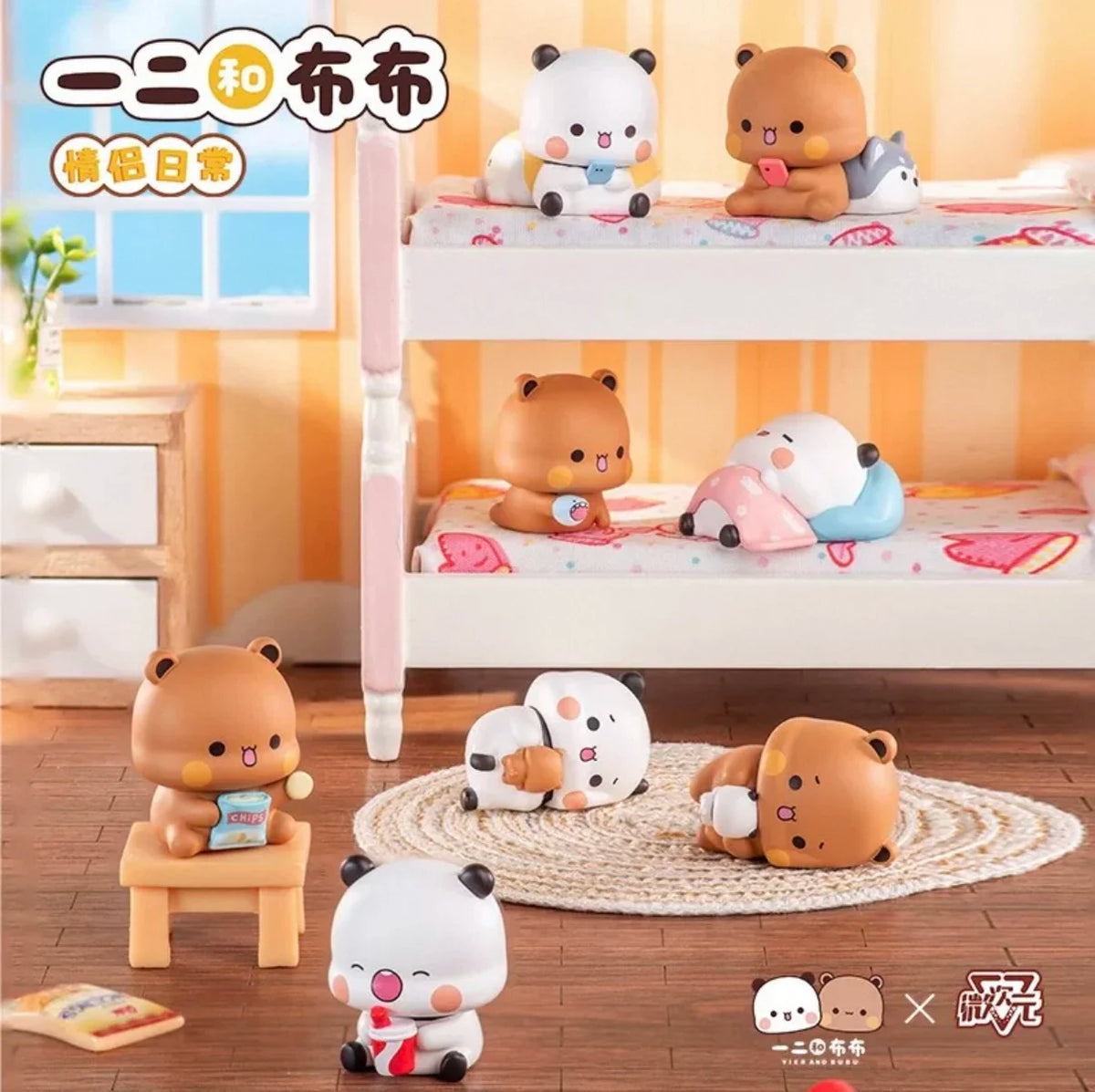 Un set de figuras coleccionables de panda pareja en caja ciega con diversas poses y colores, exhibidas sobre un suelo de made