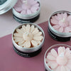 Collection de moules en silicone rose et blanc pour décorer des gâteaux, présentés dans de petits pots.