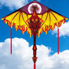 Un cerf-volant delta en nylon professionnel avec une ligne de poignée rouge et des ailes jaunes contre un ciel bleu.