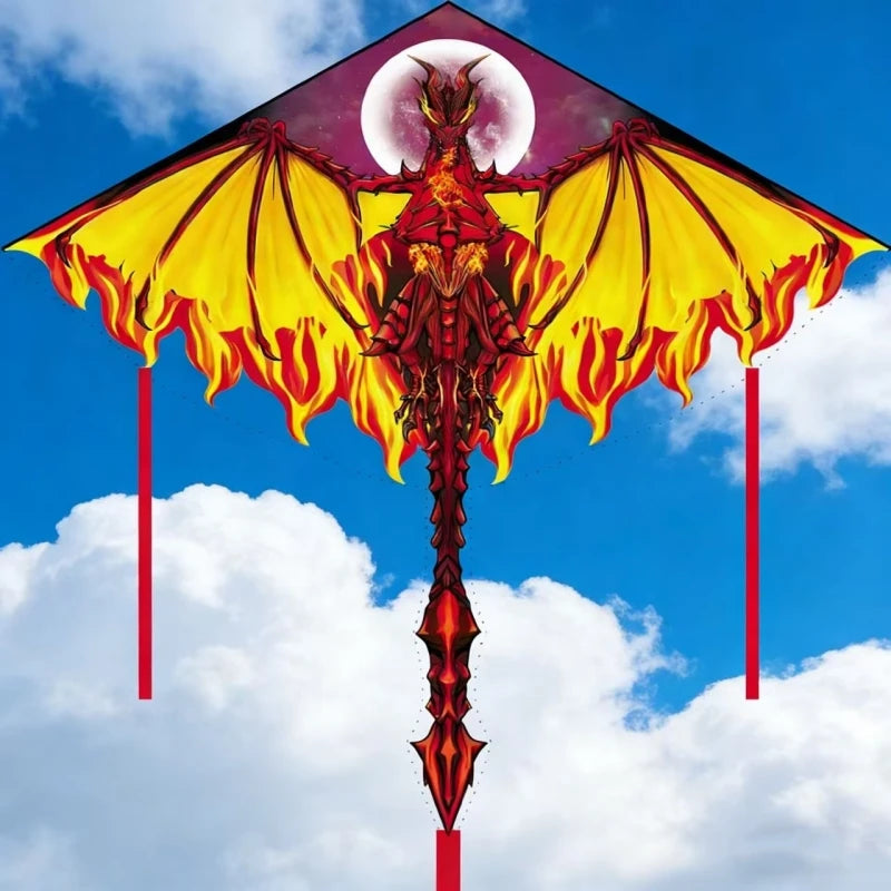 Un cerf-volant delta en nylon professionnel avec une ligne de poignée rouge et des ailes jaunes contre un ciel bleu.