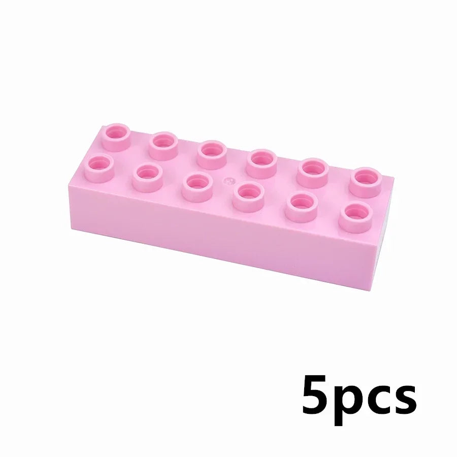 Un bloc rectangulaire rose avec de multiples trous ronds, montrant cinq pièces de gros blocs de construction pour enfants.
