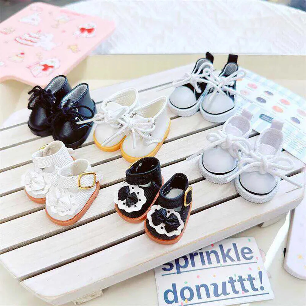 A collection of casual sneakers for 17cm Labubu dolls in various colors and patterns arranged on a wooden surface.