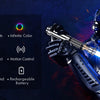 Une personne en costume sombre brandit un sabre laser bleu lumineux sur un fond sombre.