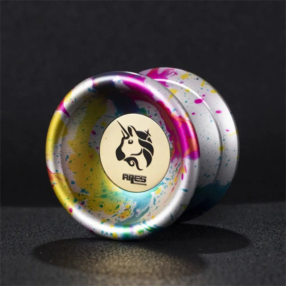 Gros plan d'un yo-yo en aluminium brillant avec une finition marbrée violette et jaune présentant un logo Ares.