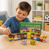 Un enfant joue avec des cubes de construction magnétiques Mini Soccer Stars sur une table en bois.